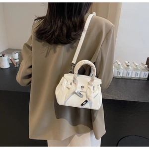 Dettaglio mini borsa Kelly bianca con manico in seta e chiusura in argento