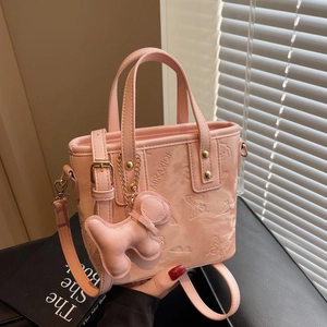 Mini sac seau rose avec papillon embossé, breloque chien et chaîne dorée
