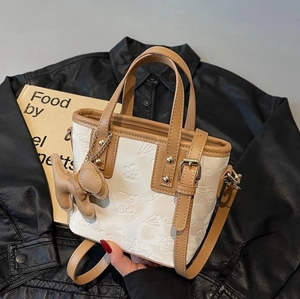 Sac seau élégant crème et marron avec gaufrage floral et breloque chien amovible