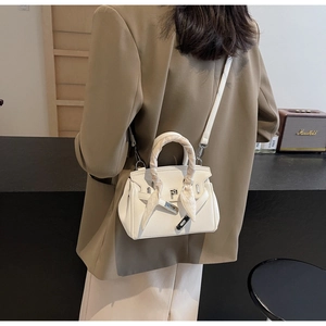 Vista posteriore dettagliata della borsa a tracolla bianca con foulard di seta sul manico