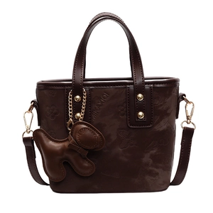 Sac seau en cuir marron foncé avec textures florales en relief et charm chien