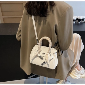 Vista posteriore dettagliata della borsa Kelly in pelle bianca con foulard di seta