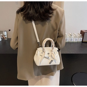 Borsa a mano bianca in pelle con trama litchi e dettaglio foulard sul manico
