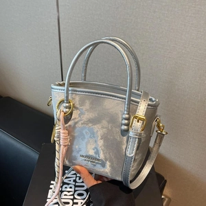 Schicke silberne Eimertasche mit Doppelgriff und goldener Hardware im Stil von 2025