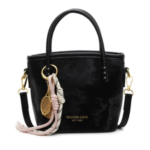 Modische schwarze Beuteltasche mit goldenem Logo und Tennis-Schläger-Anhänger