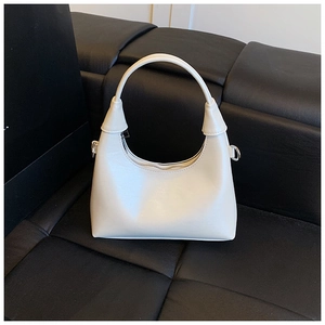 Détail du sac hobo en cuir blanc montrant la poignée et les finitions argentées