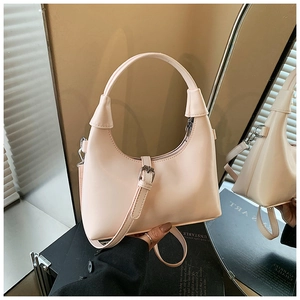 Vue détaillée du sac croissant en cuir PU rose avec bandoulière et boucle argentée