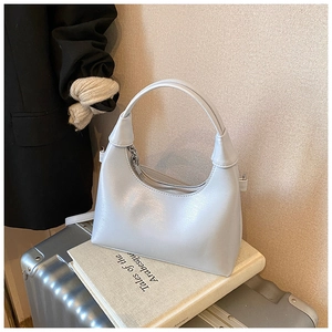 Détail du sac hobo gris clair avec texture cuir mat et fermeture éclair argentée