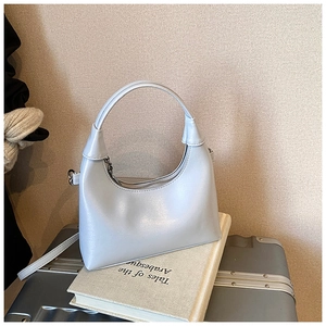 Détail du sac demi-lune bleu clair avec cuir mat lisse et fermeture éclair