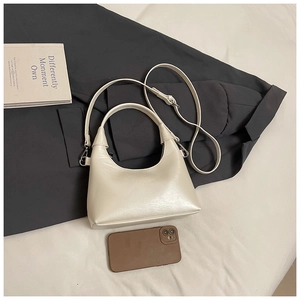 Sac à main minimaliste en cuir blanc crème avec bandoulière et boucle en argent