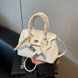 Borsa a mano bianca in pelle martellata con manico in seta e chiusura a girello