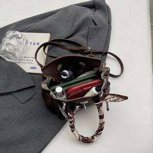 Borsa Kelly marrone in pelle martellata con manico a foulard e ampio interno