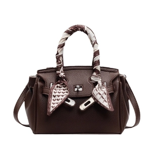 Borsa a mano classica in pelle martellata marrone scuro con foulard e chiusura in metallo