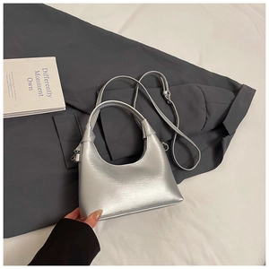 Détails du sac hobo argenté avec texture métallique et bandoulière réglable incluse