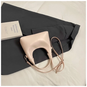 Détail du sac hobo en cuir PU rose clair montrant les crochets et la texture mate
