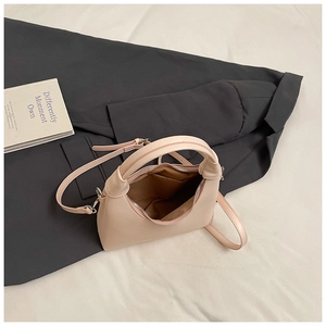 Vue de dessus de l'intérieur du sac rose en cuir lisse montrant la poche intérieure