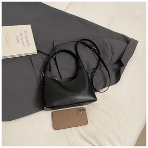 Gros plan du sac lune noir en cuir epi avec surface texturée et bandoulière amovible