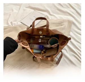 Vue détaillée de l'intérieur du sac cabas marron montrant sa grande capacité de rangement