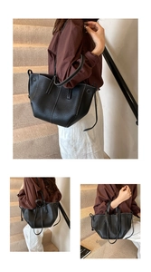 Détail du sac cabas noir à grain litchi avec surpiqûres blanches et design plié