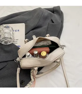 Vue détaillée du compartiment intérieur spacieux du sac à main bowling rétro blanc crème