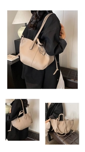 Détail du sac cabas en cuir à motif litchi avec côtés à cordon et doubles poignées