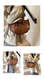 Détail d'un sac cabas en cuir litchi marron foncé avec surpiqûres blanches contrastées