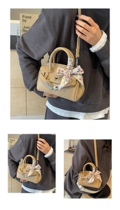 Detail der beige Trapez-Handtasche mit Seidenschal und eleganter Ledertextur-Optik