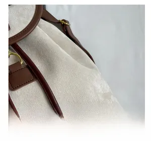 Détail macro du daim beige et des lanières en cuir marron avec des boucles en métal doré