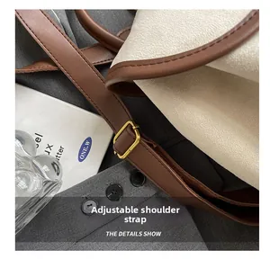 Détail de la bandoulière en cuir réglable et boucle en métal doré sur sac en peluche
