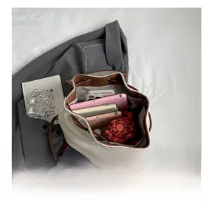 Intérieur spacieux du sac à dos beige avec tablette, téléphone et parapluie