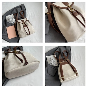 Vue détaillée d'un sac à dos crème à cordon avec sangles en cuir marron et boucles