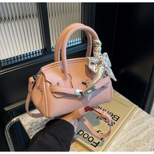 Detail der rosa Lederhandtasche mit Seidenschal und silbernem Drehverschluss