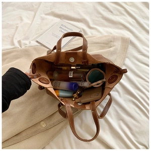 Détail de l'intérieur du cabas en cuir marron avec un grand espace de rangement utile