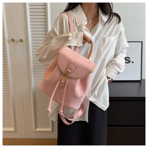 Détail du sac à dos en daim rose avec cordon de serrage et crochet en métal vintage