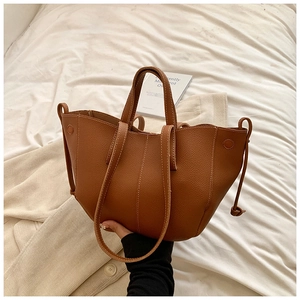 Détail du sac cabas marron caramel avec texture litchi et surpiqûres blanches contrastées