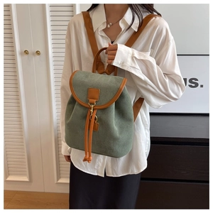 Détail du sac à dos vert givré avec bordure en cuir marron porté sur le dos