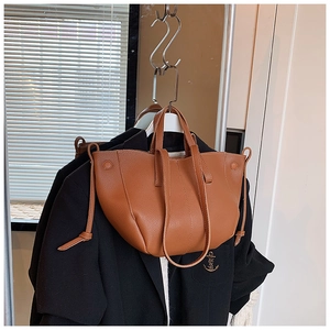 Détails du sac cabas marron en cuir grainé avec cordon de serrage et bandoulière