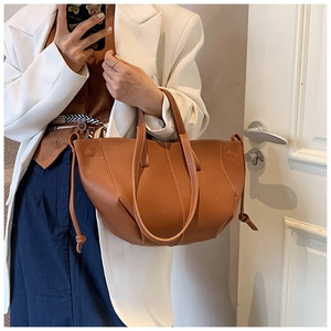 Sac fourre-tout en cuir litchi marron avec surpiqûres blanches et détails de nœuds