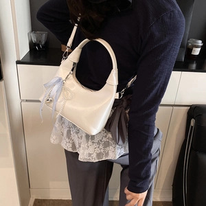 Petit sac carré blanc chic avec breloque perle et accessoire nœud à carreaux bleus