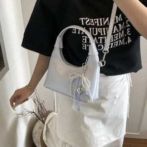 Sac hobo bleu clair en cuir mat avec breloque nœud perlé et bandoulière amovible