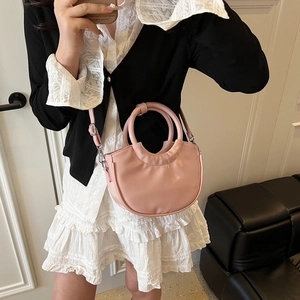 Sac à main demi-lune rose avec poignée anneau et bandoulière pour un style élégant