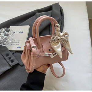 Rosa Handtasche aus Leder mit Lychee-Narben, Seidenschal-Griff und Silber-Metallschnalle