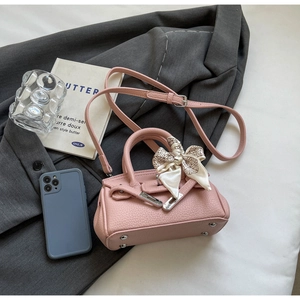 Detailaufnahme der rosa Leder-Minibag mit Seidenschal-Dekor am Griff für Damen