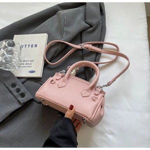 Detail der rosa Mini-Handtasche aus Litschi-Leder mit Seidenschal-Griff und Silberbeschlägen