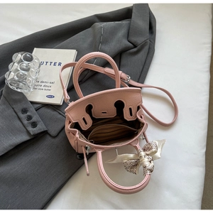 Rosa Mini-Handtasche mit Litschi-Maserung, Seidentuch-Detail und braunem Futter