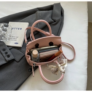 Innenraum der rosa Mini-Handtasche mit Platz für Handy, Geldbörse und Seidentuch
