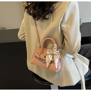 Details zur rosa Handtasche aus Leder mit bedrucktem Seidenschal und Silberverschluss