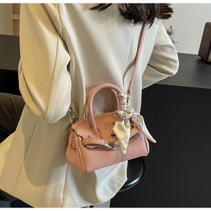 Rosa Mini-Handtasche aus genarbtem Leder mit Seidenschal-Detail und silbernem Drehverschluss