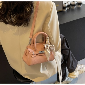 Detail der rosa Leder Mini-Tasche mit bedrucktem Seidenschal und Metalldrehverschluss