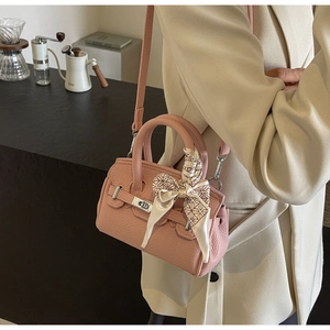 Detailansicht der rosa Mini-Handtasche aus Leder mit Seidenschal-Griff und Silber-Dekor